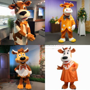 Personaje de traje de mascota de vaca de Guernsey naranja vestido con vestido y pajaritas
