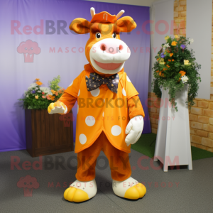 Personaggio del costume della mascotte della mucca di Guernsey arancione vestito con abito e papillon