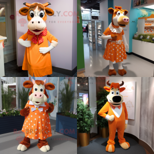 Personaggio del costume della mascotte della mucca di Guernsey arancione vestito con abito e papillon