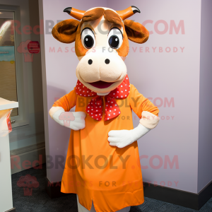 Oranžová postava maskota krávy Guernsey oblečená do šatů a motýlků