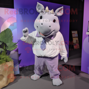 Postava maskota levandule nosorožce oblečená v košili a náušnicemi