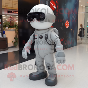 Personaje de traje de mascota de astronauta gris vestido con polainas y gafas de sol
