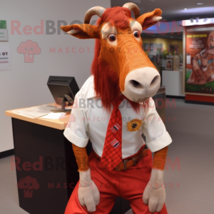 Personaje de traje de mascota de cabra Boer rojo vestido con camisa henley y corbatas