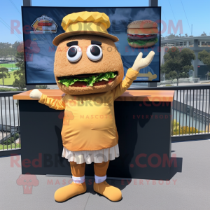 Personaje de disfraz de mascota Gold Pulled Pork Sandwich vestido con pantalones cortos y boinas