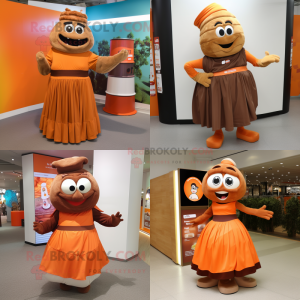 Personaje de traje de mascota naranja marrón vestido con maxifalda y fajines