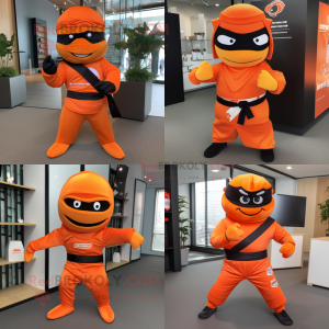 Mascotte de personnage de ninja orange habillé avec une mini jupe et des pochettes