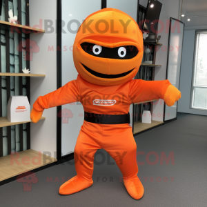 Personaggio del costume della mascotte di Orange Ninja vestito con minigonna e fazzoletti da taschino