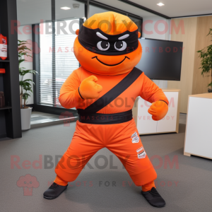 Personaje de disfraz de mascota Ninja naranja vestido con minifalda y pañuelos de bolsillo