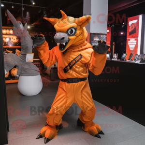 Personnage de costume de mascotte de gargouille orange habillé avec une veste et des gants