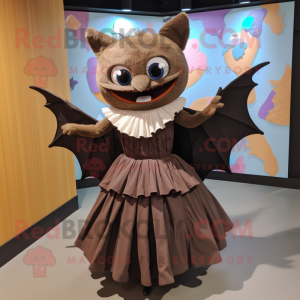 Personaggio del costume della mascotte del pipistrello marrone vestito con gonna a pieghe e fasce