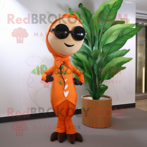 Personnage de costume de mascotte de haricot orange habillé d'une robe fourreau et de lunettes de soleil