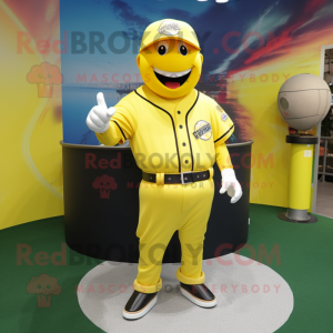 Personaggio del costume della mascotte del guanto da baseball giallo limone vestito con Rash Guard e gemelli