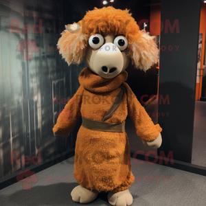 Personaggio del costume della mascotte Rust Sheep vestito con abito a vita impero e fermagli per capelli