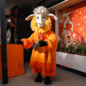 Personaggio del costume della mascotte della capra d angora arancione vestito con gonna avvolgente e guanti
