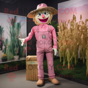 Personaggio del costume della mascotte dello Spaventapasseri rosa vestito con pagliaccetto e fazzoletti da taschino