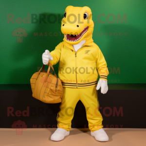 Personaggio del costume della mascotte del coccodrillo giallo vestito con pantaloni da jogging e borse
