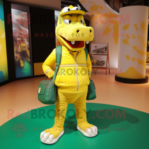 Personaje de traje de mascota de cocodrilo amarillo vestido con joggers y bolsos