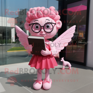 Personaje de traje de mascota de Cupido rosa vestido con falda lápiz y gafas de lectura