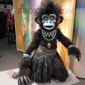 Personaggio del costume della mascotte Black Monkey vestito con gonna a pieghe e braccialetti