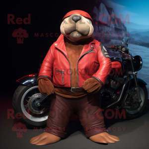 Personaje de traje de mascota de morsa roja vestido con chaqueta de motociclista y pulseras