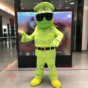 Personaggio del costume della mascotte del vigile del fuoco verde lime vestito con pantaloni eleganti e occhiali da sole