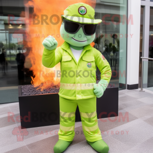 Limettengrüner Feuerwehrmann Maskottchen Kostüm charakter bekleidet mit Anzughose und Sonnenbrille