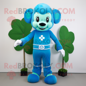 Personaje de traje de mascota de trébol de cuatro hojas azul cielo vestido con mono y cinturones