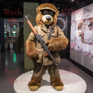 Personaje de traje de mascota de francotirador marrón vestido con parka y collares