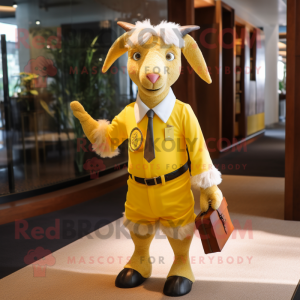 Kostýmová postava maskota žluté kozy s pouzdrovými šaty a kravatami