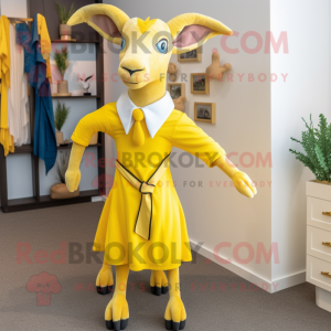 Personnage de costume de mascotte de chèvre jaune habillé avec une robe fourreau et des cravates
