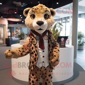Brun Cheetah maskot drakt figur kledd med bluse og jakkeslagsnåler