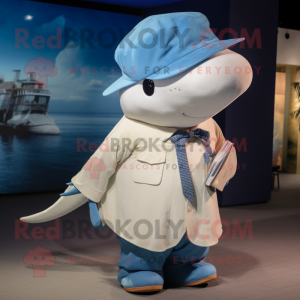 Personaje de traje de mascota de ballena azul crema vestido con camiseta henley y gorras