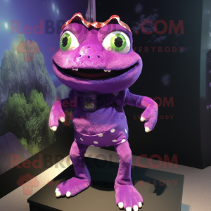 Personaggio in costume della mascotte Purple Frog vestito con minigonna e portachiavi