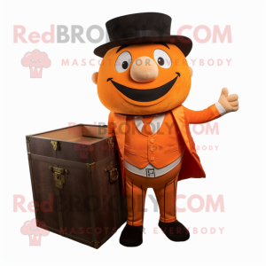 Personaje de disfraz de mascota del cofre del tesoro naranja vestido con pantalones de traje y pañuelos de bolsillo