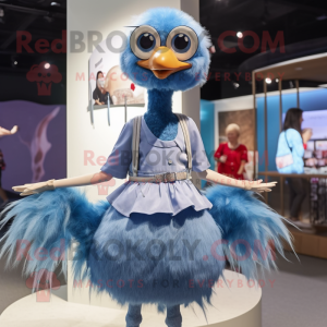Personaje de traje de mascota de avestruz azul vestido con minifalda y tirantes