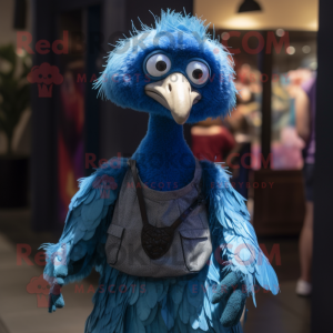 Personaje de traje de mascota de avestruz azul vestido con minifalda y tirantes