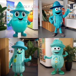 Personnage de costume de mascotte de courgette turquoise habillé avec une combinaison et des épingles à chapeau