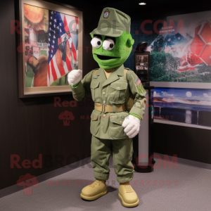 Grüner amerikanischer Soldat Maskottchen Kostüm charakter bekleidet mit Grafik-T-Shirt und Fäustlingen