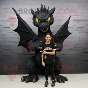 Personnage de costume de mascotte de dragon noir habillé avec un jean mom et des wraps