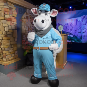 Personnage de costume de mascotte de vache Holstein bleue habillé avec un pantalon cargo et des bandeaux