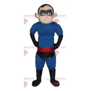 Mascota de superhéroe en traje azul negro y rojo -