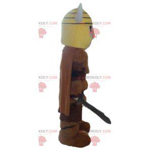 Wikinger-Maskottchen in Tierhaut mit gelbem Helm -