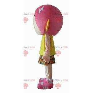 Garota mascote com cabelo rosa e uma roupa florida -