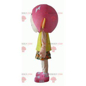 Chica mascota con cabello rosado con un traje de flores -