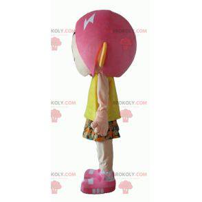 Garota mascote com cabelo rosa e uma roupa florida -