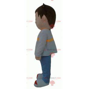 Lille dreng maskot klædt i gråblå og gul - Redbrokoly.com