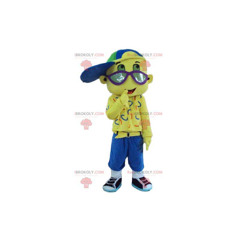 Geheel gele jongen mascotte met een pet en een bril -
