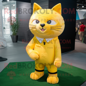 Żółty kot w kostiumie...