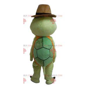 Mascota tortuga verde y naranja con sombrero de vaquero -