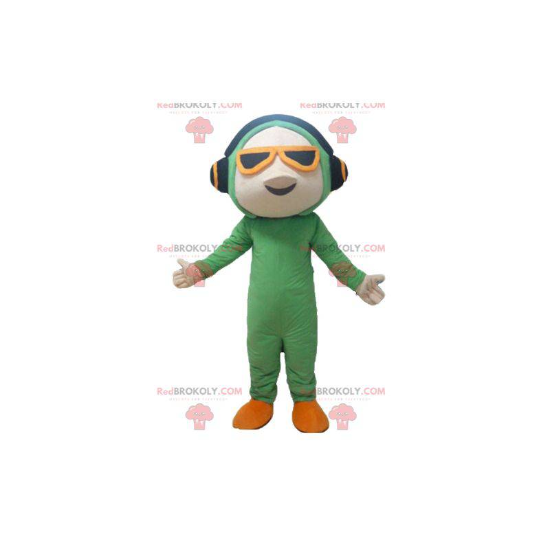 Maskottchenmann im grünen Overall mit Kopfhörern -